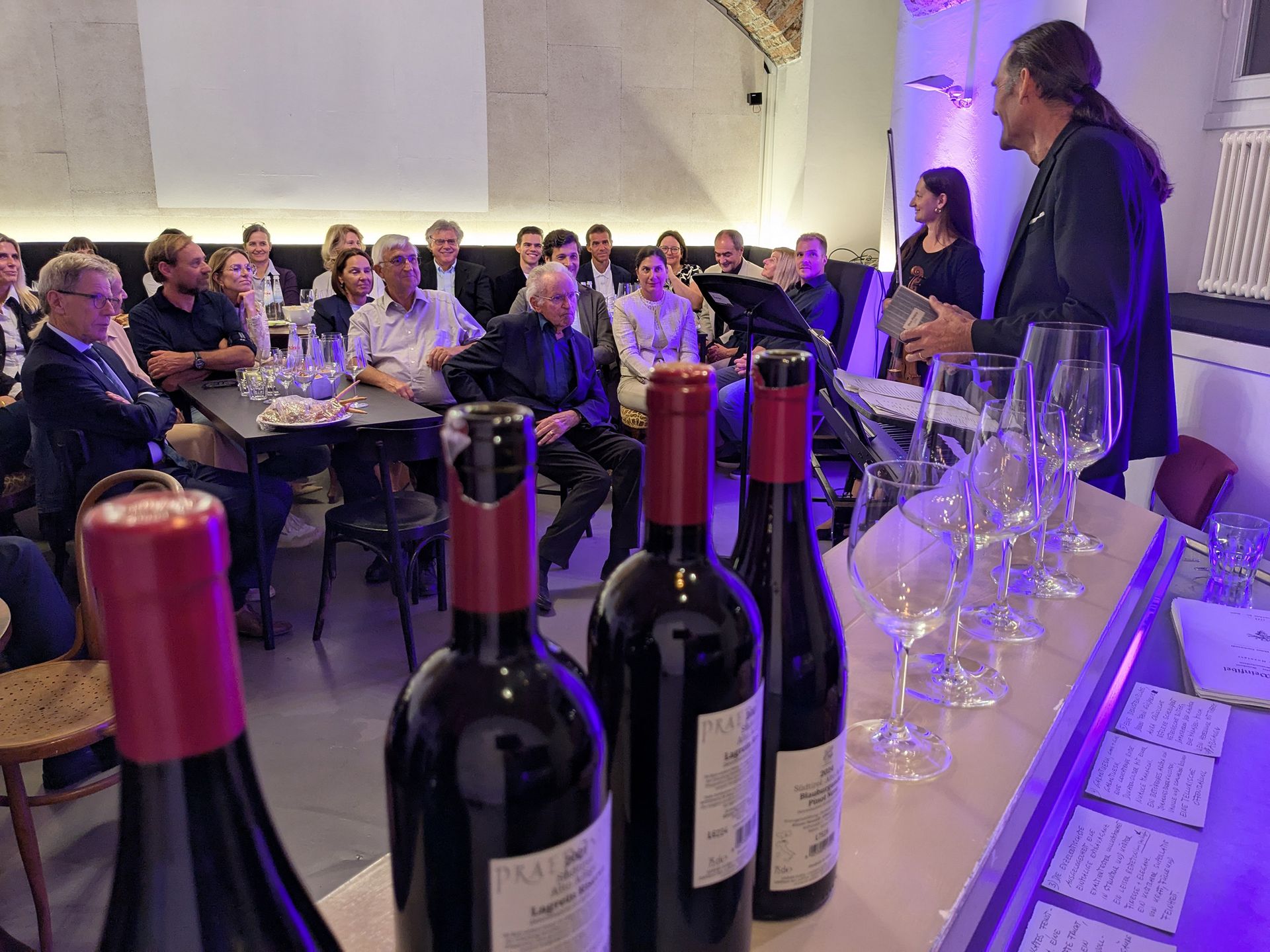 Im Wein lügt Wahrheit · pro futuro presenta