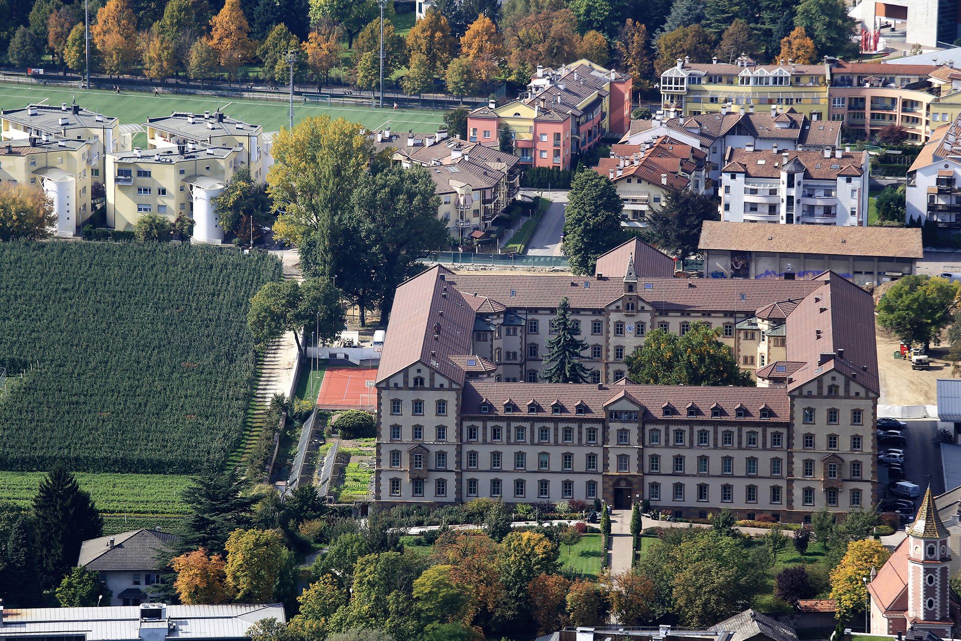 Il Vinzentinum a Bressanone visto dall'alto, tra i vigneti e la città